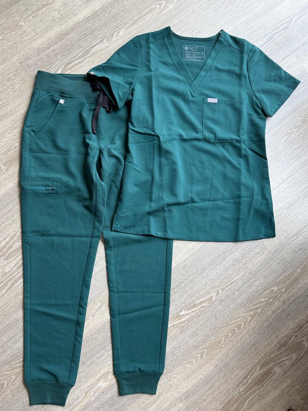 NWT Figs Deep Green V-Neck Scrub Top and Jogger Pants Set